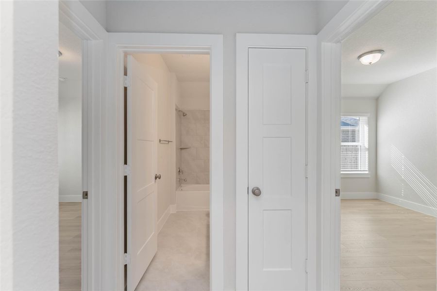 Spacious, unfurnished interior of a new home in Sunrise Cove, Texas City (Image 14).