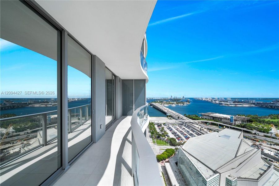 Condo located in Miami, FL showcasing its design and architecture (Image 4).