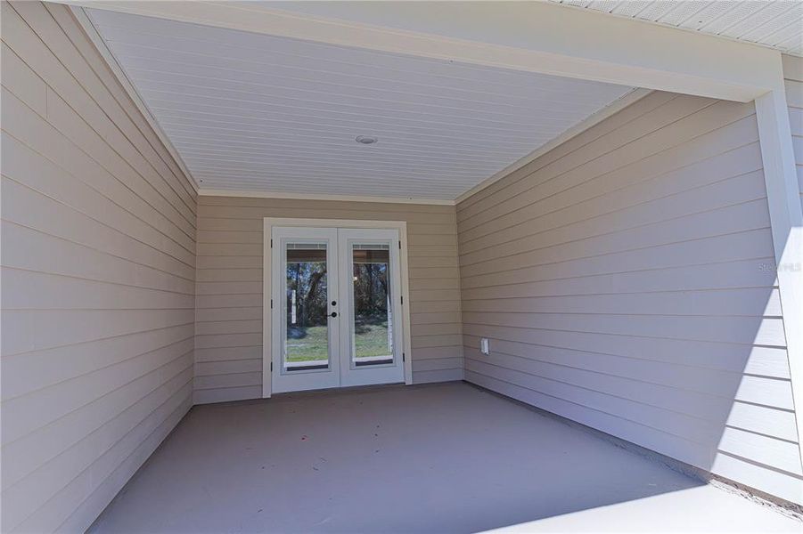 Exterior details and patio area of a home in Briarwood, Alachua (Image 4).