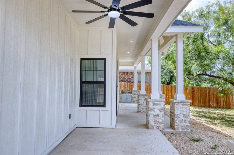 Exterior details and patio area of a home in , Uvalde (Image 18).