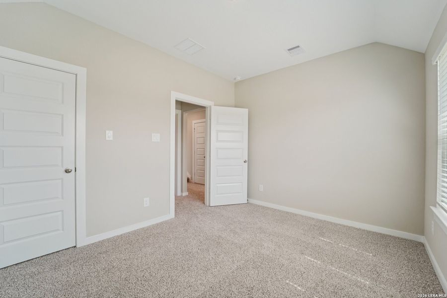 Spacious, unfurnished interior of a new home in Alamo Estates, San Antonio (Image 28).