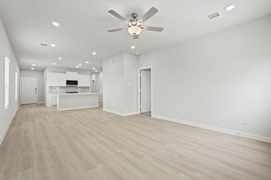 Spacious, unfurnished interior of a new home in Sanford Farms, Waller (Image 13).
