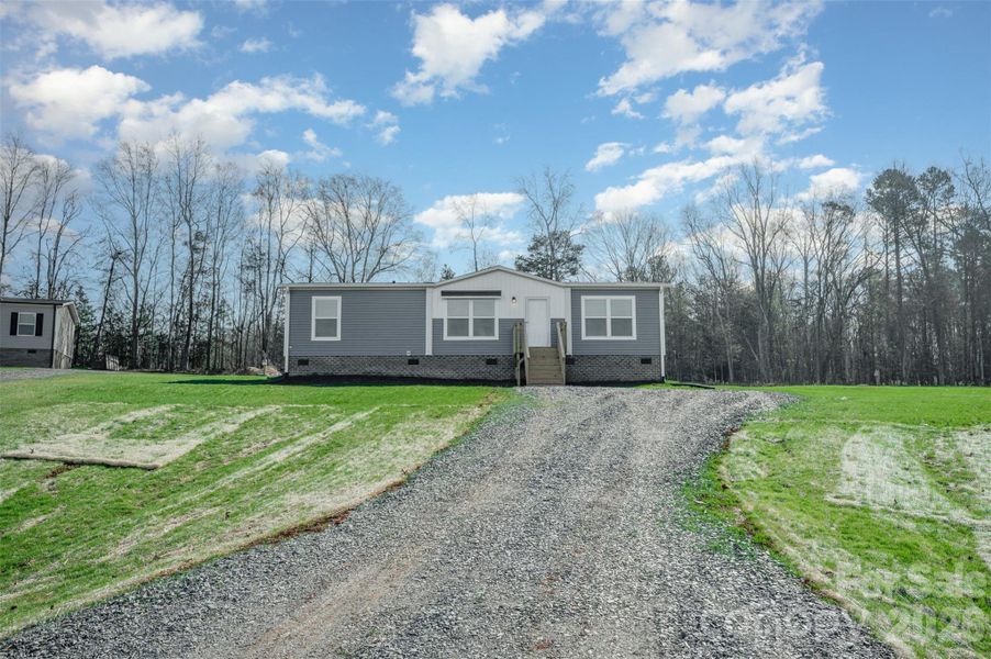 Exterior details and patio area of a home in , Shelby (Image 19).