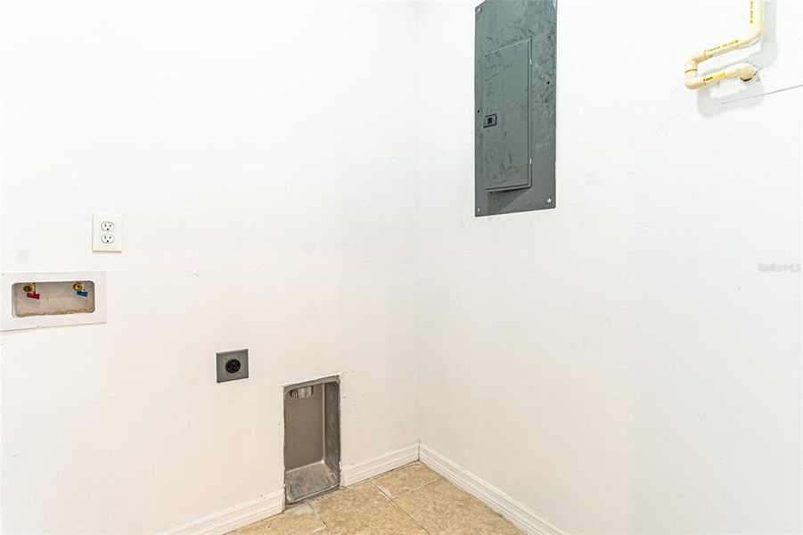 Spacious, unfurnished interior of a new home in , Lake Placid (Image 10).