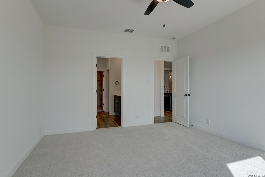 Spacious, unfurnished interior of a new home in Nopal Valley, San Antonio (Image 15).