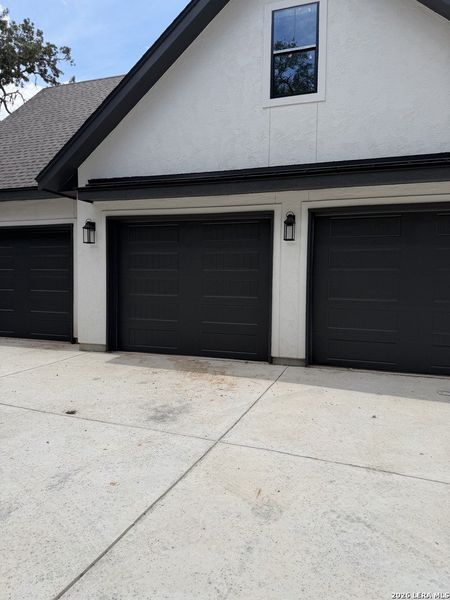 Exterior details and patio area of a home in , New Braunfels (Image 3).