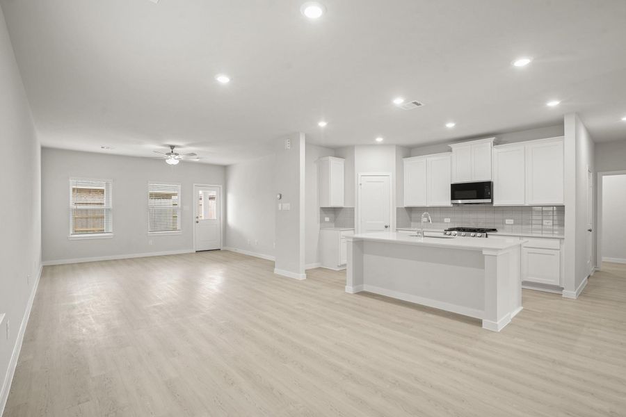 Spacious, unfurnished interior of a new home in Sunterra, Katy (Image 15).