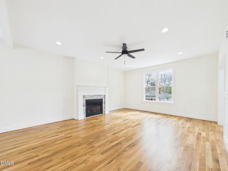 CAM01608G0-PR0128-STILL026