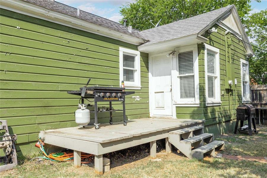 Deck with grilling area Deck with grilling area