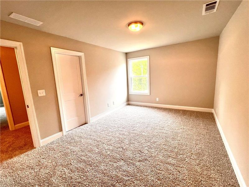 Spacious, unfurnished interior of a new home in , Jefferson (Image 29).