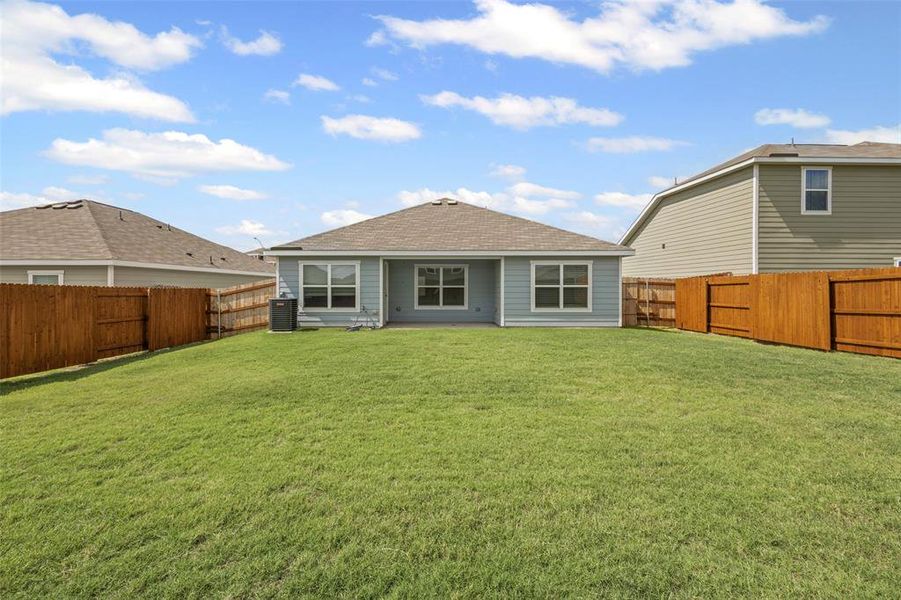 Huge backyard with covered patio is great for entertaining! Huge backyard with covered patio is great for entertaining!