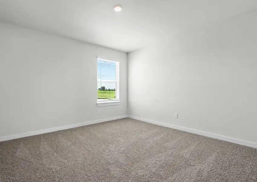Large secondary bedroom.