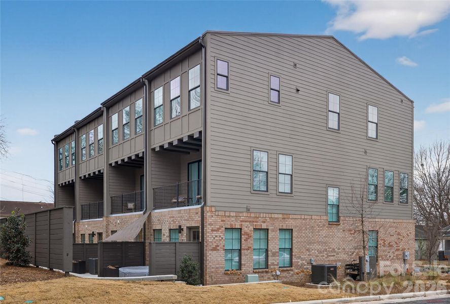 Condo located in Charlotte, NC showcasing its design and architecture (Image 3).