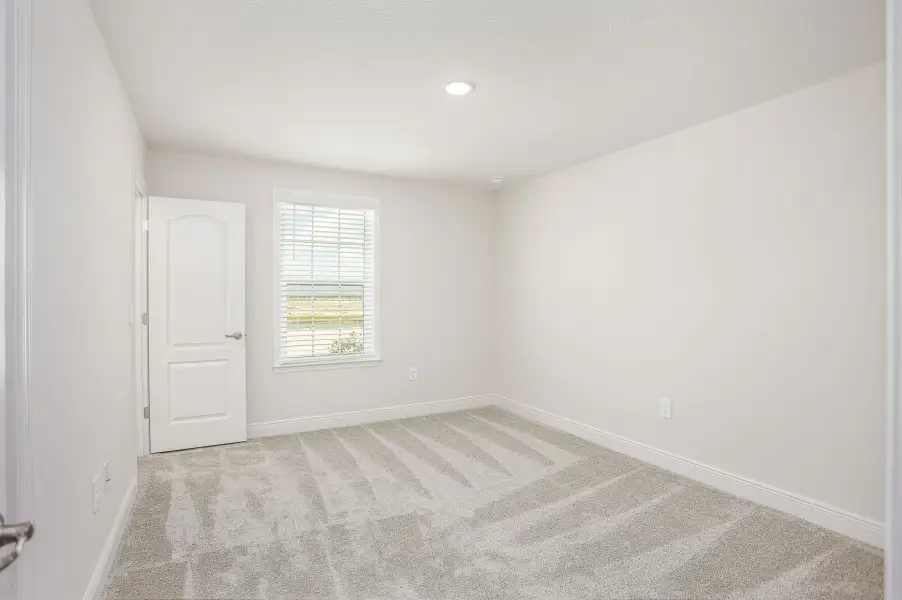 Spacious, unfurnished interior of a new home in Malabar Springs, Palm Bay (Image 51).