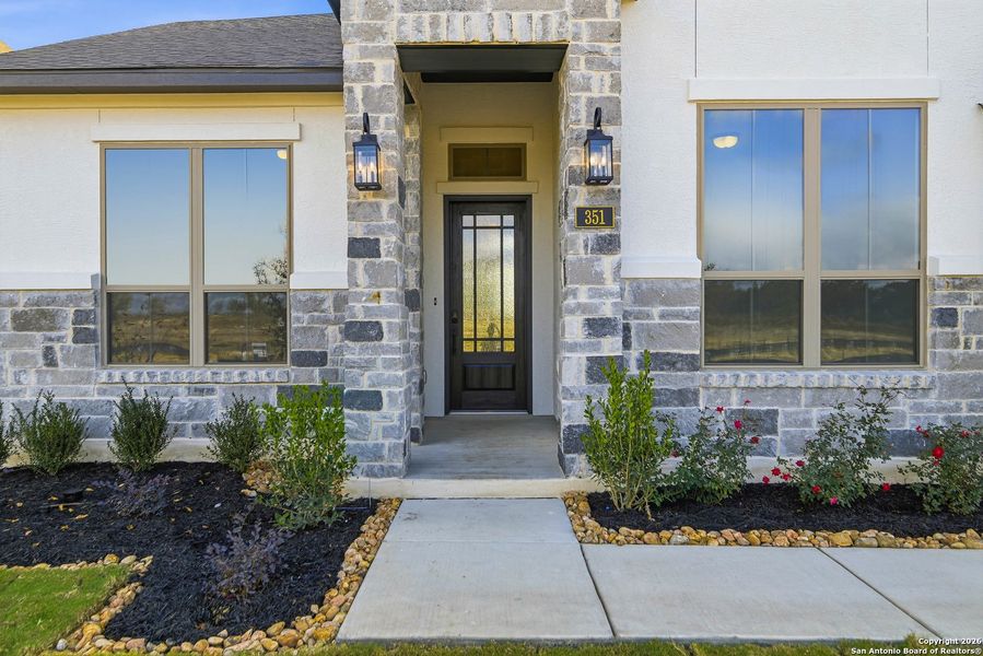 Exterior details and patio area of a home in Haby Hill 60s, San Antonio (Image 26).