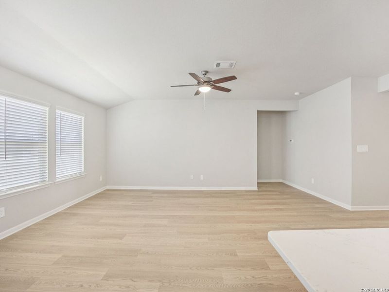 Spacious, unfurnished interior of a new home in Arcadia Ridge - Classic Series, San Antonio (Image 9).