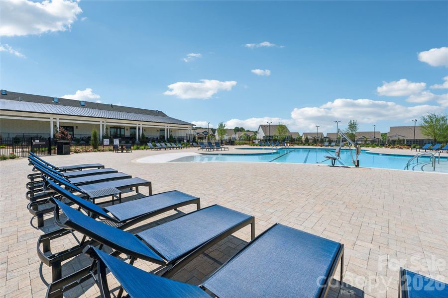 Outdoor Resort-Style Pool