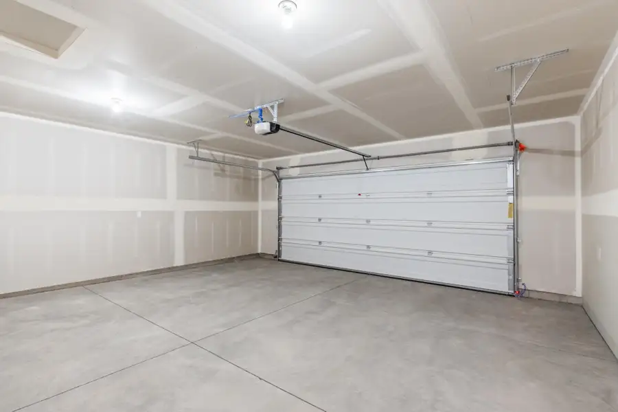 Spacious, unfurnished interior of a new home in Feather Ridge, Redmond (Image 26).