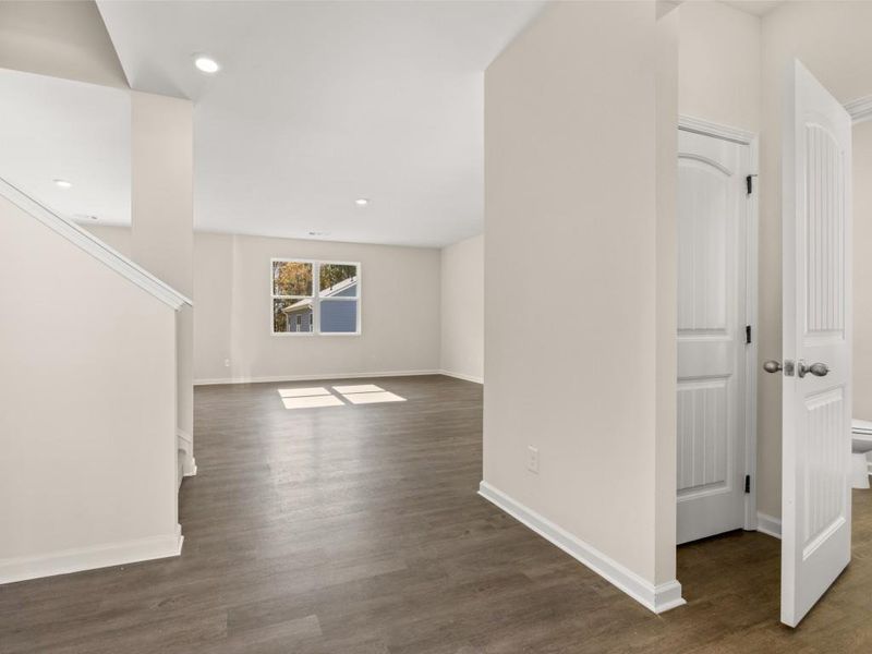 Spacious, unfurnished interior of a new home in Oaks at Cedar Grove, Fairburn (Image 6).