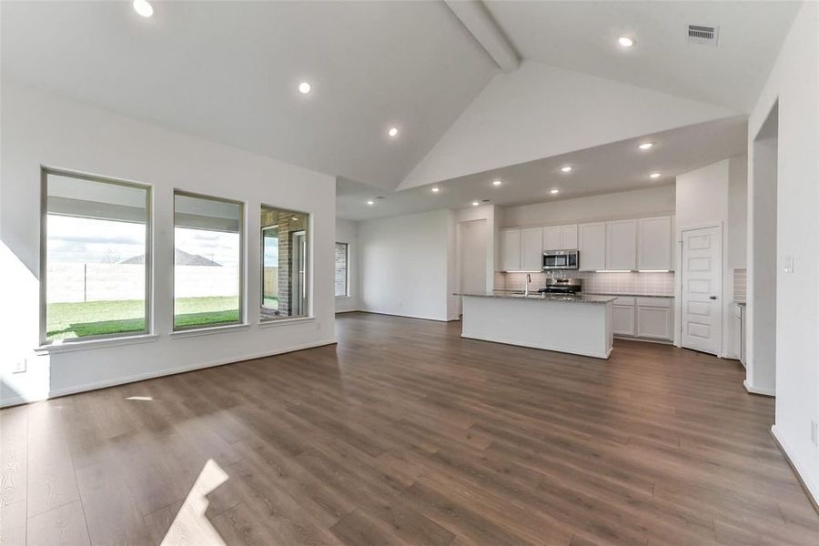 Spacious, unfurnished interior of a new home in River Ranch Meadows, Dayton (Image 6).