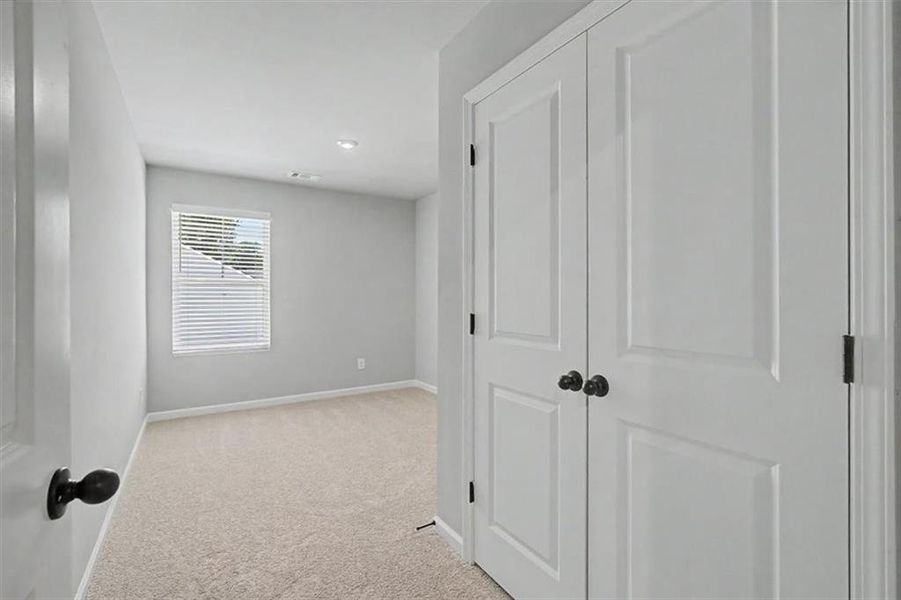 Spacious, unfurnished interior of a new home in Sawmill Creek, Austell (Image 38).
