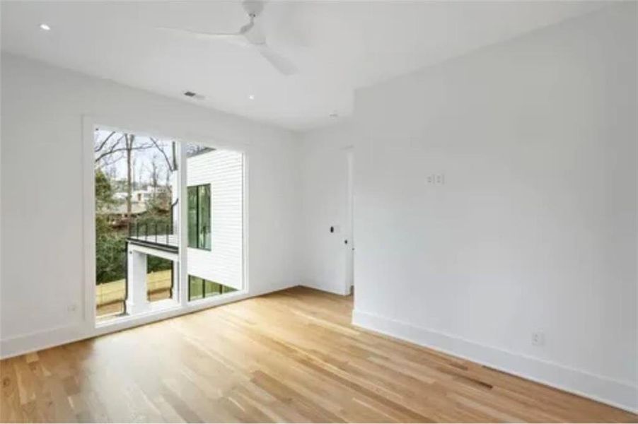 Spacious, unfurnished interior of a new home in , Brookhaven (Image 20).