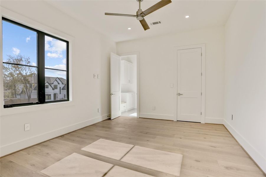 Spacious, unfurnished interior of a new home in , Houston (Image 40).