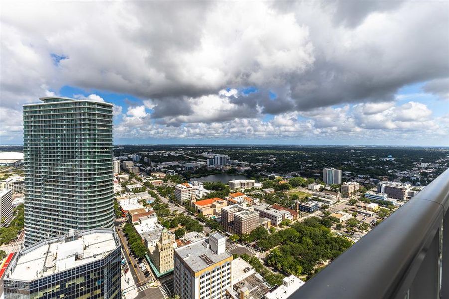 Condo located in St. Petersburg, FL showcasing its design and architecture (Image 35).