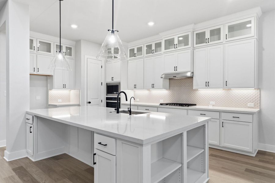 Large Center Island in Kitchen