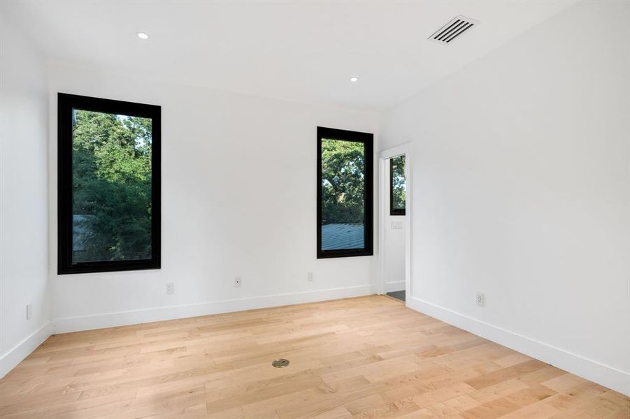 Spacious, unfurnished interior of a new home in , Oak Point (Image 17).