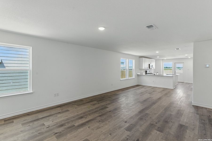 Spacious, unfurnished interior of a new home in Davis Ranch, San Antonio (Image 22).