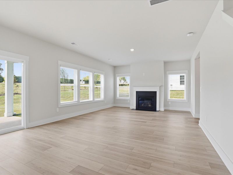 Spacious, unfurnished interior of a new home in Ashby Woods, Boiling Springs (Image 11).