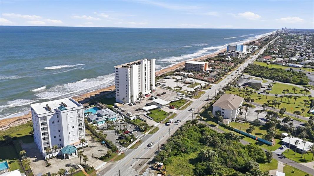 Condo located in Daytona Beach, FL showcasing its design and architecture (Image 7).