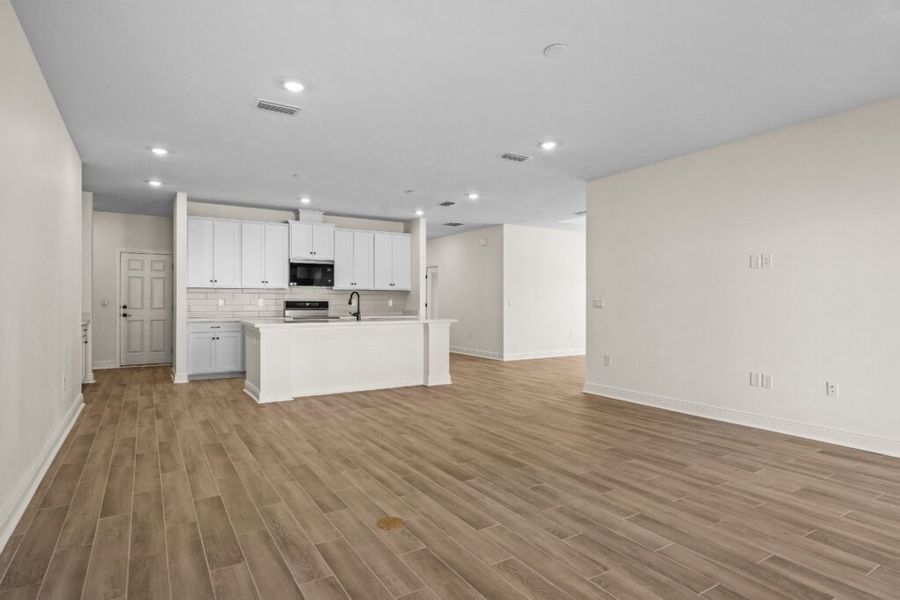 Spacious, unfurnished interior of a new home in Natureview, Freeport (Image 18).