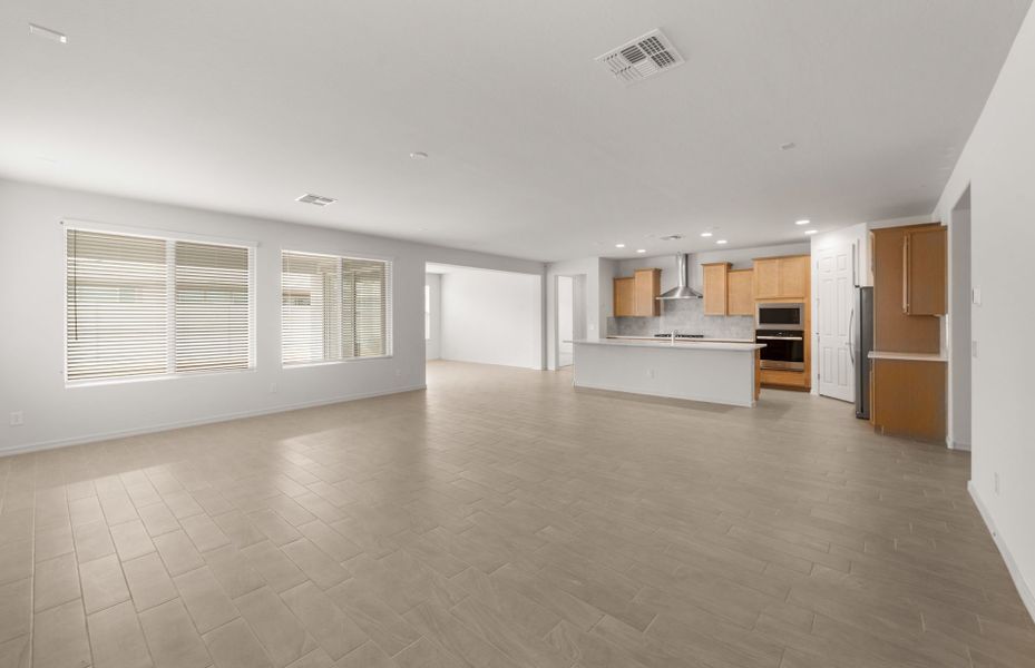 Spacious, unfurnished interior of a new home in Allen Ranches, Litchfield Park (Image 18).