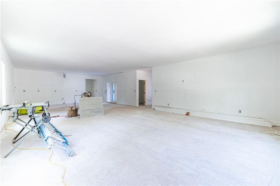 Spacious, unfurnished interior of a new home in , Atlanta (Image 9).