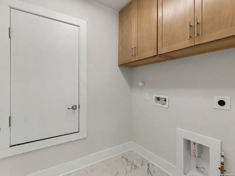 Spacious, unfurnished interior of a new home in , San Antonio (Image 20).