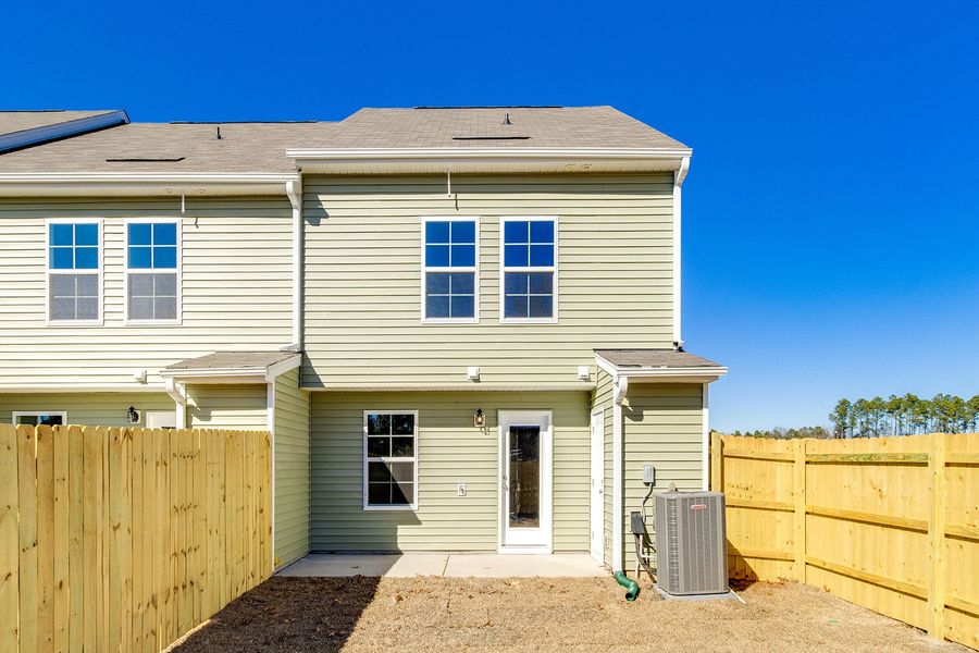 Exterior details and patio area of a home in Astoria, Columbia (Image 20).