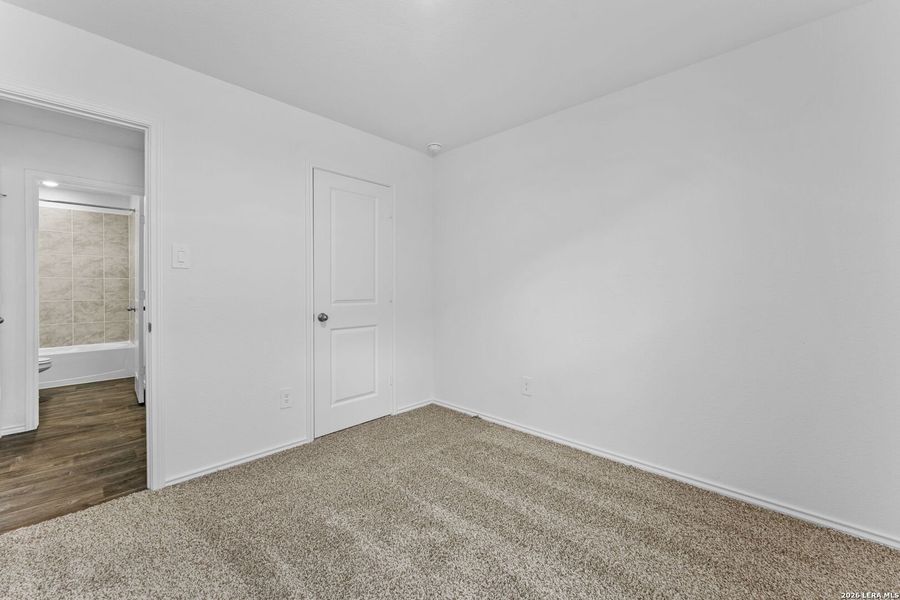 Spacious, unfurnished interior of a new home in Avenida, Converse (Image 18).
