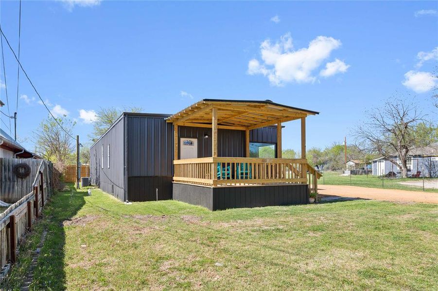 Exterior details and patio area of a home in , Brownwood (Image 19).