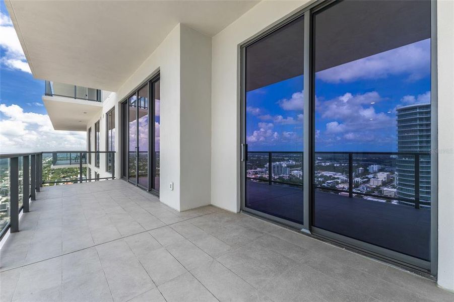 Exterior details and patio area of a home in , St. Petersburg (Image 27).