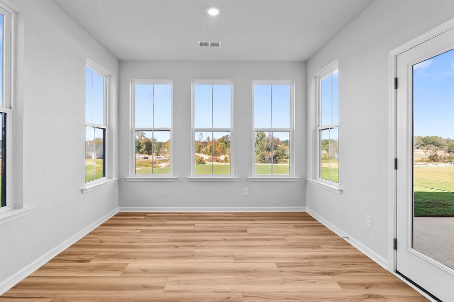 Spacious, unfurnished interior of a new home in Fieldstone, Lexington (Image 23).
