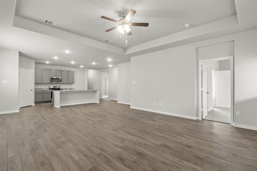 Spacious, unfurnished interior of a new home in Deer Creek, Crowley (Image 9).