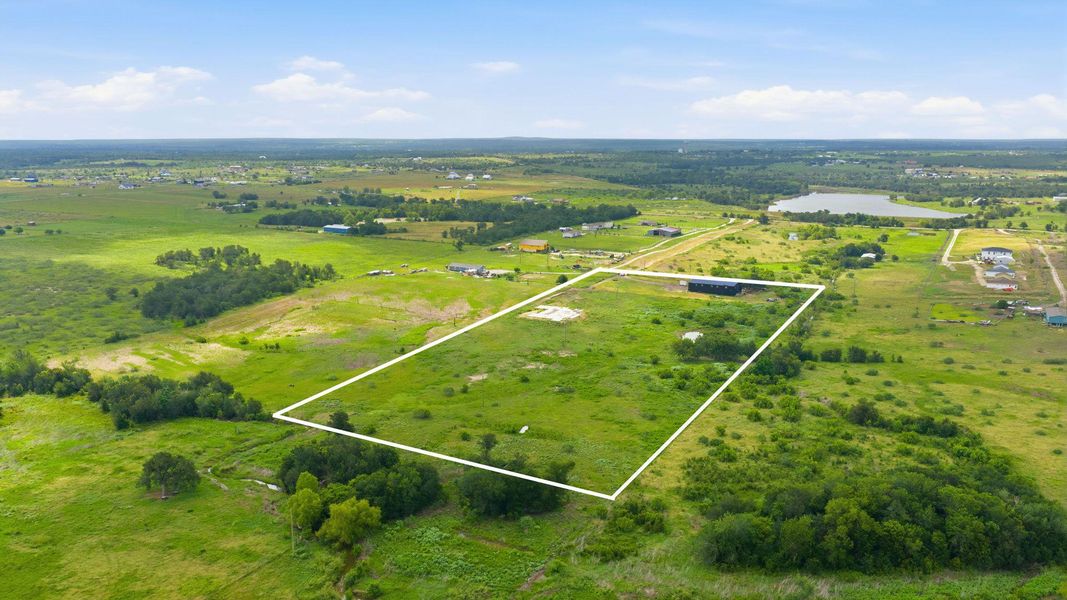 A vast, verdant expanse offers idyllic country living, perfect for your dream estate.