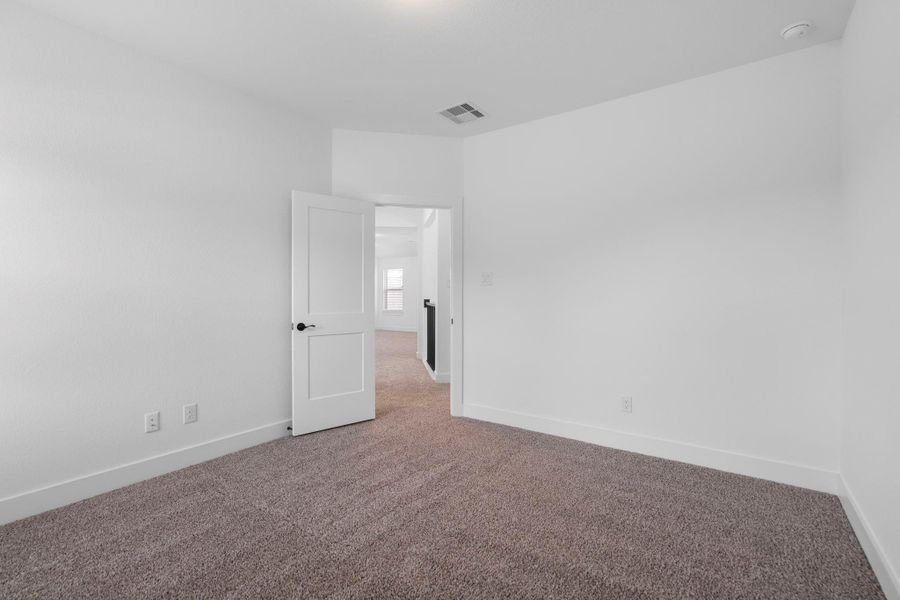 Spacious, unfurnished interior of a new home in Sienna, Missouri City (Image 9).