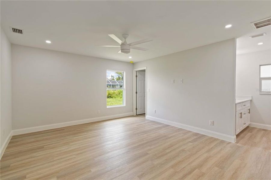 Spacious, unfurnished interior of a new home in , Rotonda West (Image 13).