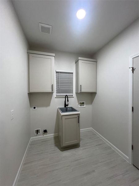 Utility room with handsfree faucet and deep sink