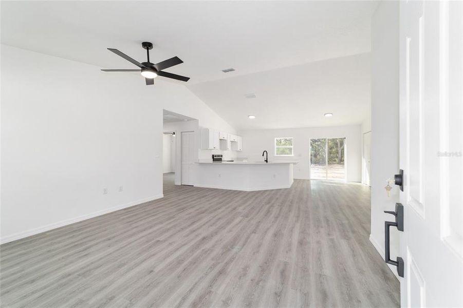 Spacious, unfurnished interior of a new home in , Dunnellon (Image 12).
