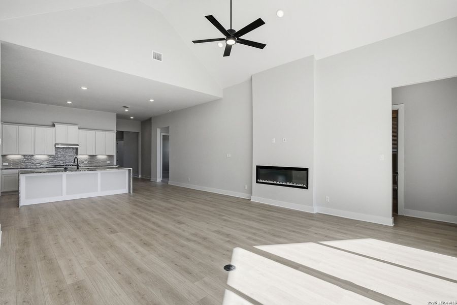 Spacious, unfurnished interior of a new home in Potranco Oaks, Castroville (Image 41).
