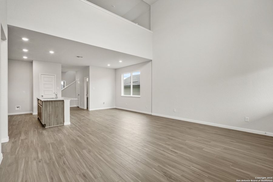 Spacious, unfurnished interior of a new home in Cinco Lakes, San Antonio (Image 12).